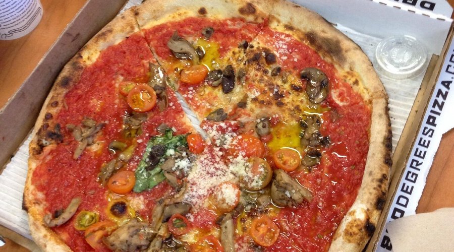 Pizza Marinara, con aggiunta di pomodorini freschi e funghi. Prezzo: circa $8
