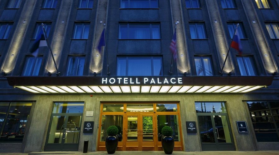 Hotel Palace Entrance