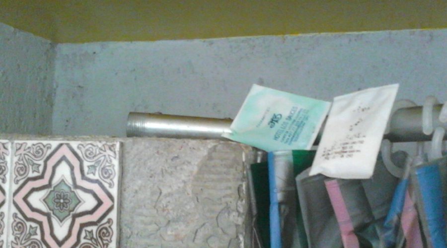 baño deteriorado y sucio