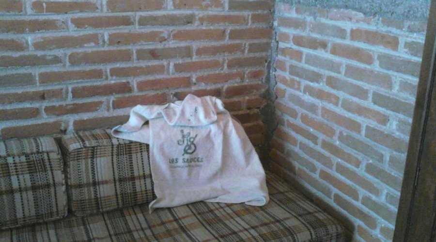 Toallas manchadas y paredes en mal estado