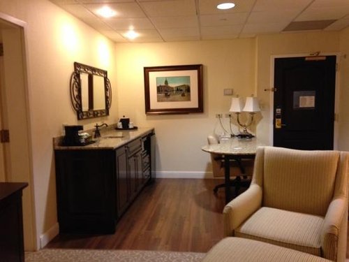 HAMPTON INN SUITES CHARLOTTE/SOUTHPARK AT PHILLIPS PLACE desde $3 128