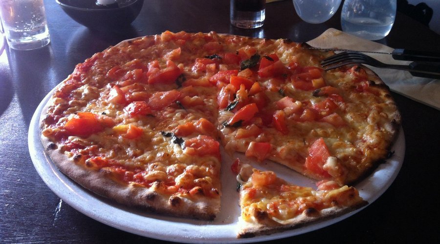 Pizza mit frischen Tomaten
