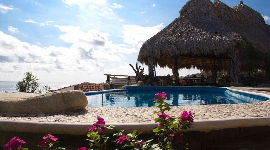 Palapa y alberca / palapa and pool