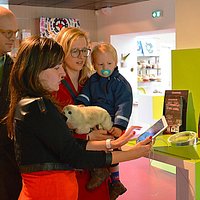 La tablette tactile, un bon outil pour donner des renseignements à nos visiteurs.