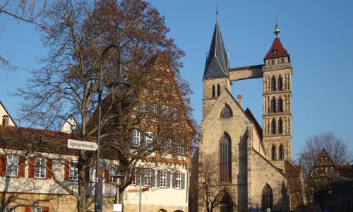 Kirche mit 2 verschiedenen Türmen