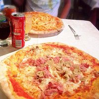 Pizza con funghi/prosciutto e l'altra con patatine