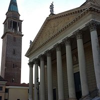 La facciata col campanile