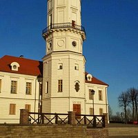 Каждый день ровно в 12.00 из ратуши выезжает трубая и начинает играть музыку. Супер.