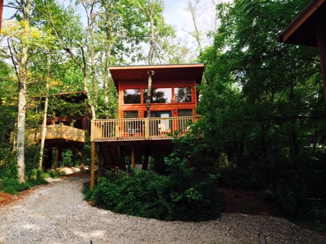 rivers edge treehouse resort        
        <figure class=