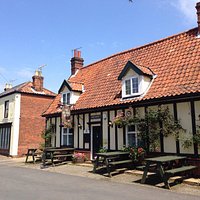The front of The Queens Head. Picture perfect English pub!
