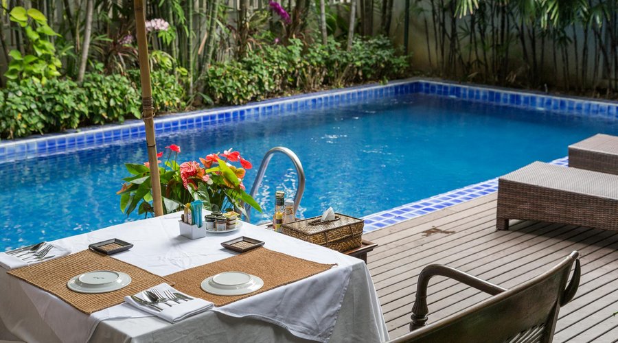Breakfast by the pool