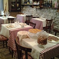 la sala, piccola ma accogliente, dell'osteria di ianus