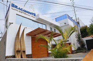 Hotel Bracamonte in Huanchaco, image may contain: Villa, Housing, Hotel, Shelter