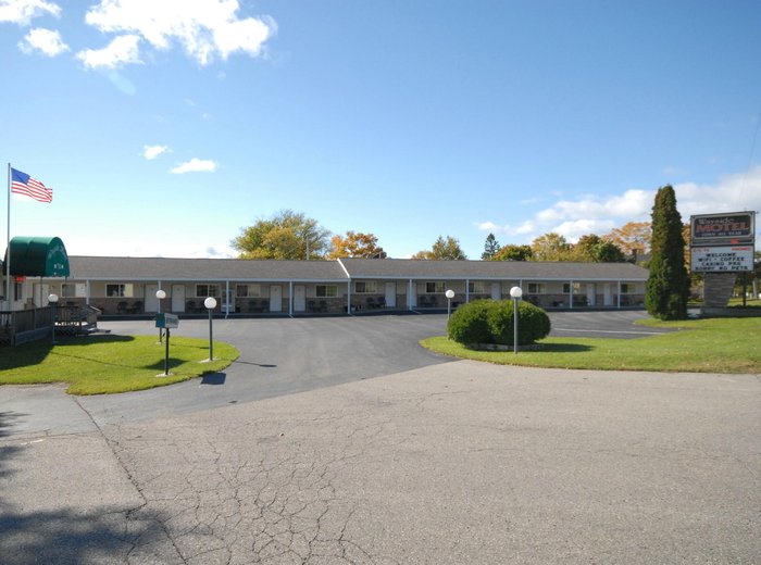 WAYSIDE MOTEL - Prices & Hotel Reviews (Saint Ignace, MI)