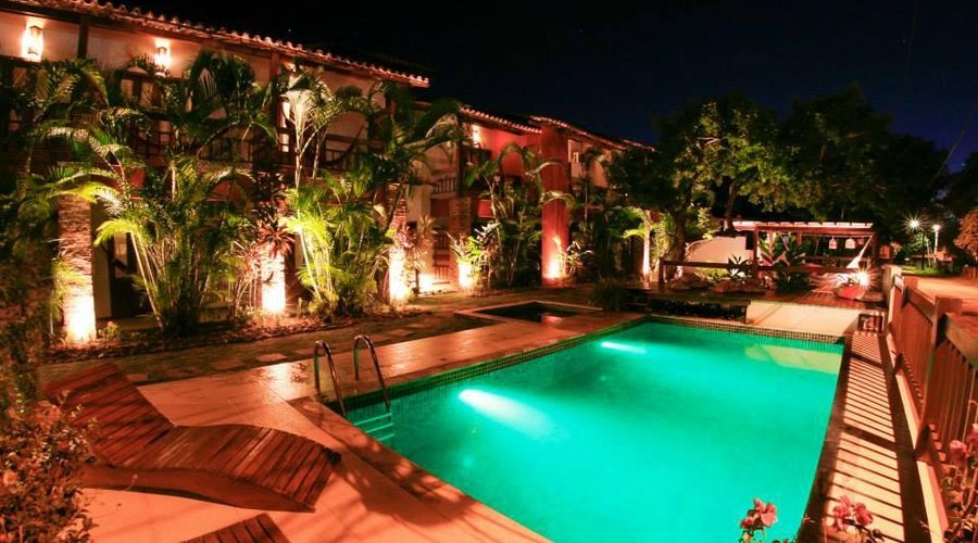 A iluminação para curtir a piscina a noite