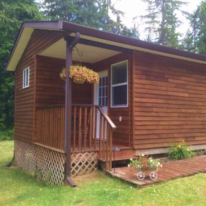 quaint little decks to sit out and enjoy your dinner