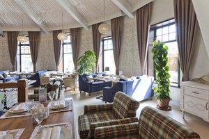 Ladozhskaya Usadba Country Hotel Complex in Niemelyankhovi, image may contain: Couch, Dining Room, Penthouse, Living Room