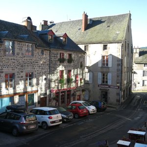 sur la place de la maison de Jusine