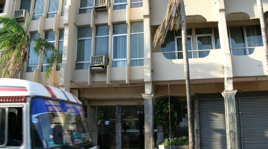 Entrada al hotel por calle Buenos Aires