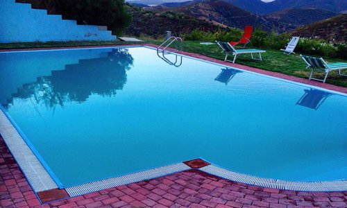 La piscina con Tavolara sullo sfondo