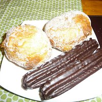 berlinesas y churros rellenos con dulce de leche y bañados en chocolate!!