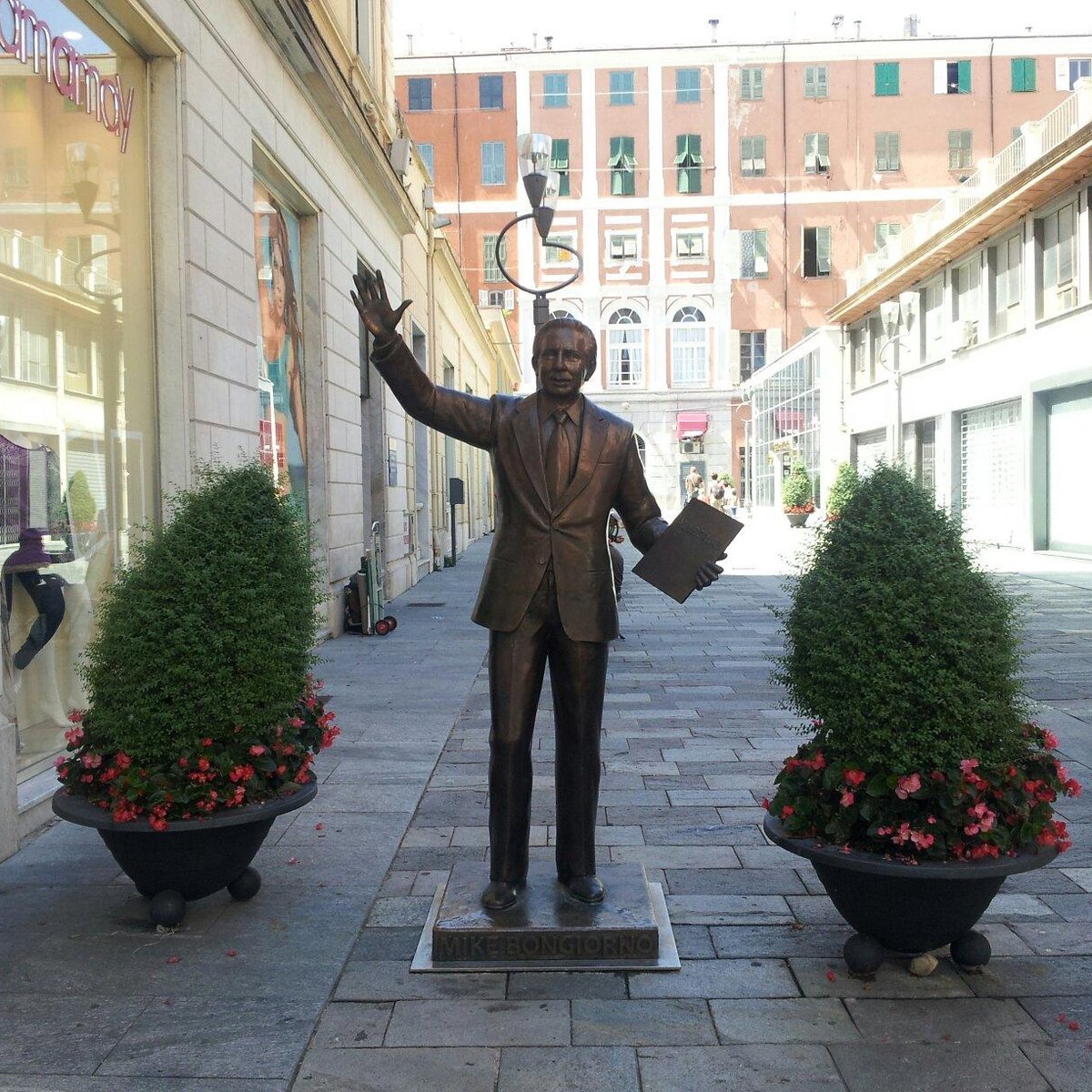 Mike Bongiorno Statue, Сан-Ремо: лучшие советы перед посещением -  Tripadvisor