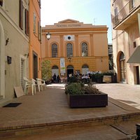 tavoli all'aperto con vista teatro CLITUNNO