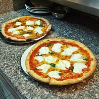 La pizza "Leggera": pomodoro, mozzarella, mozzarella di bufala e basilico. Venite a provarla!