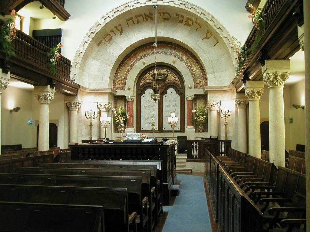 File:Interior da sinagoga de Lisboa, Shaarei Tikva.JPG - Wikipedia