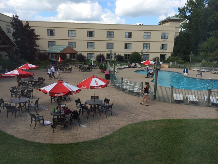 Six Flags Darien Lake Lodge on the Lake Hotel Pool: Pictures & Reviews ...