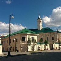 Очередная мечеть с белыми стенами и зелёной крышей