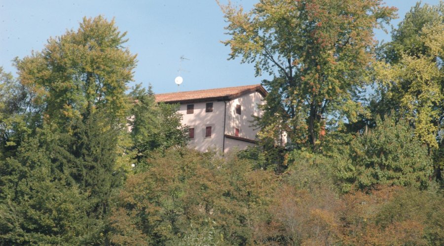Adagiato nel verde smeraldo delle colline trevigiane, nel mezzo della “Via del Prosecco”