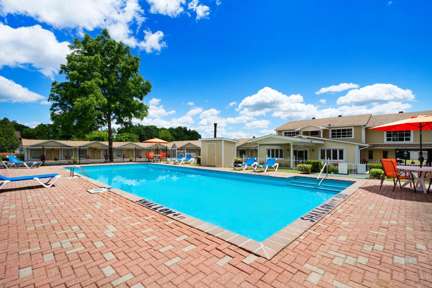 Super 8 by Wyndham Brockville Pool Pictures & Reviews - Tripadvisor