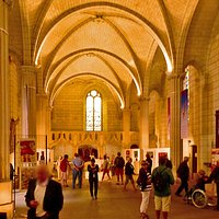 Intérieur avec expo peintures et poteries