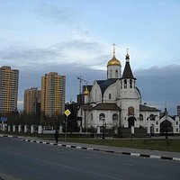 вид на храм со стороны ТЦ
