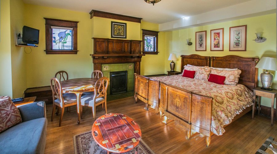 King room with private bath and kitchen