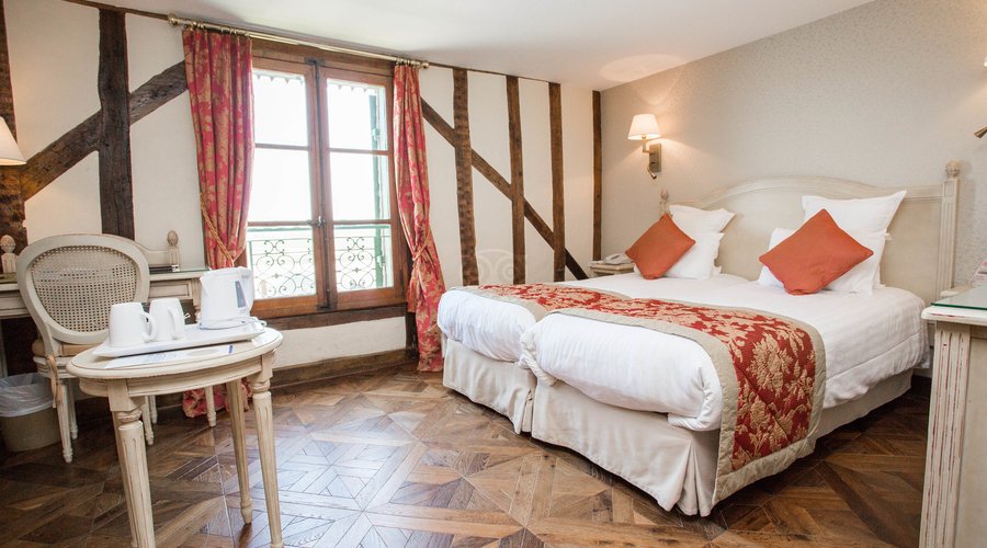 The Twin Room with Bay View at the Auberge Saint-Pierre