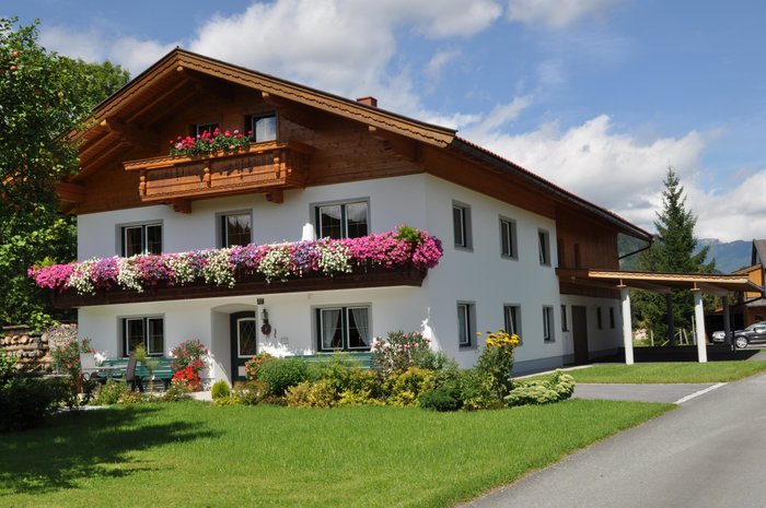 LANDHAUS SCHWENTNER - Prices & Guest house Reviews (Koessen, Austria)