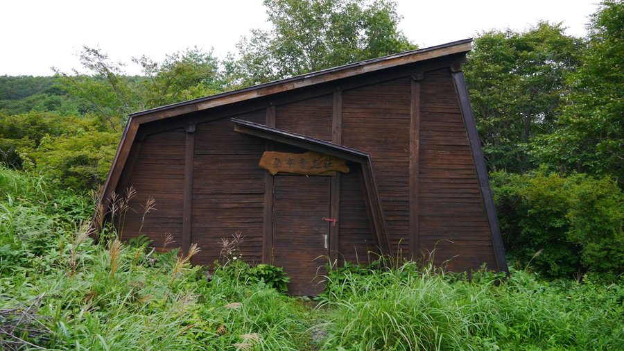 山頂間近にある山小屋