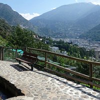 Vista sobre Escaldes con un banco para reposar un rato.