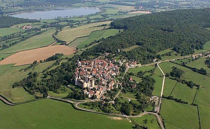Châteauneuf-en-Auxois und Panthier-See