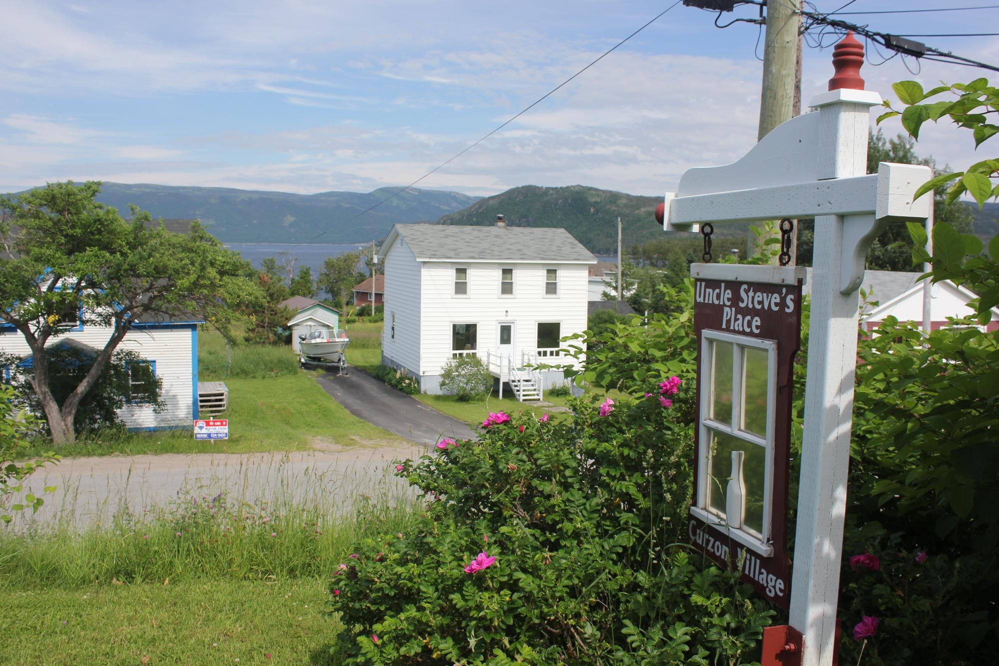 VICTORIAN MANOR - Prices & B&B Reviews (Woody Point, Newfoundland ...