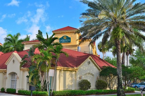 La Quinta Inn & Suites by Wyndham Ft. Lauderdale Plantation image