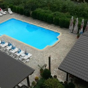 zwembad achter hotel