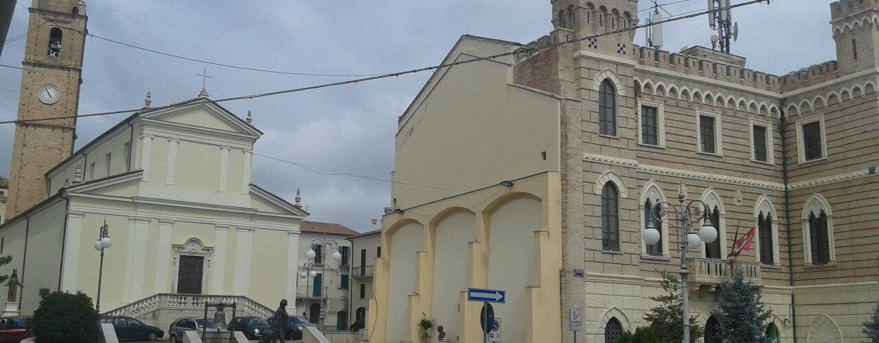 Nereto, il Municipio con piazzetta a Scacchi e la Chiesa Madre