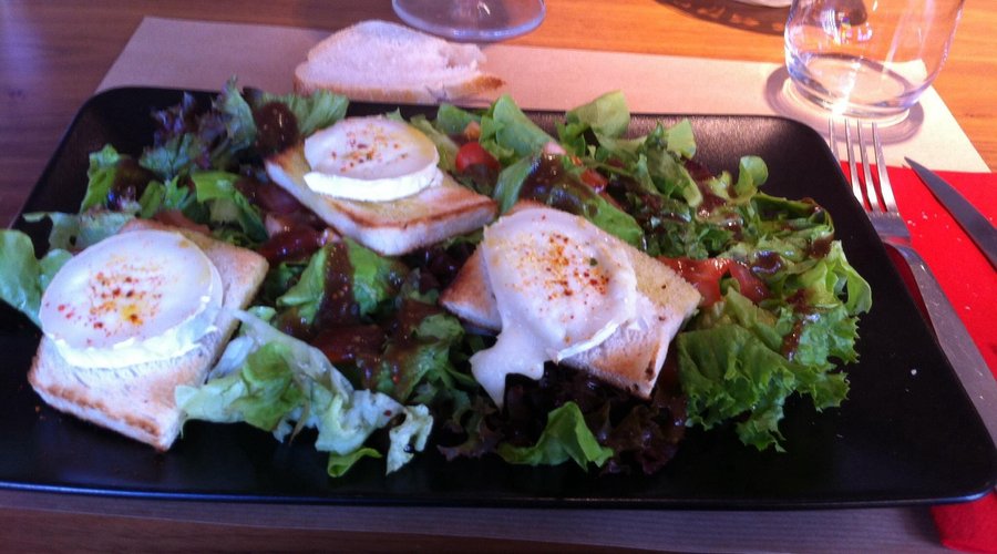 Salade de chèvre chaud