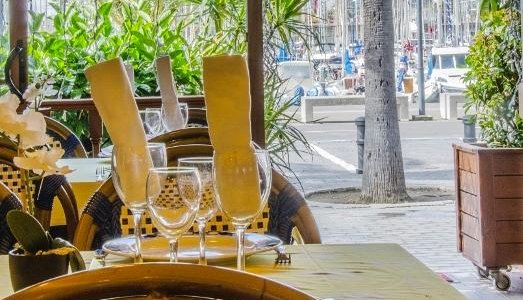 disfrute de una buena comida frente al Port Olimpic