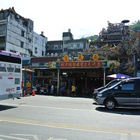港の前の廟