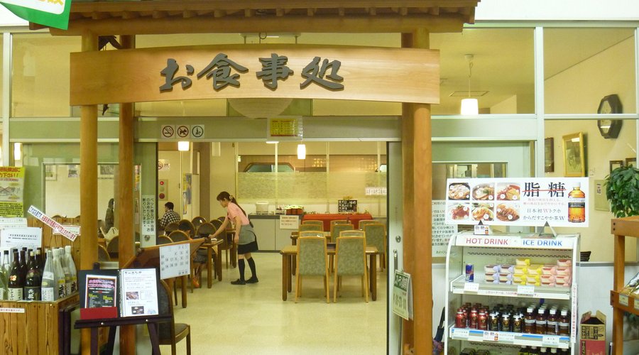 ショッピングエリアの奥にレストラン入口があります。