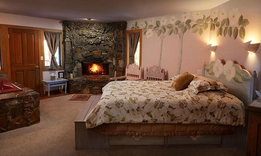 Our largest bedroom. The dogwood room includes a spa tub and extra trundle bed.